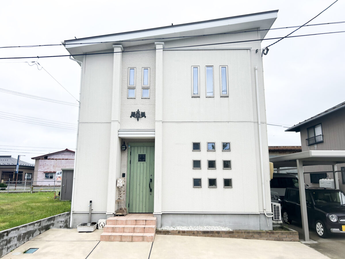玄関正面は東向きです