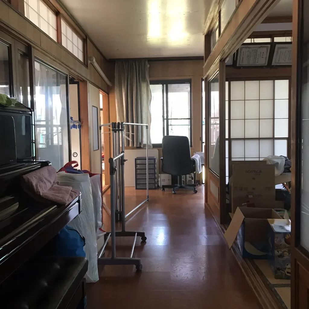 廊下から続く部屋。現在は居室としては使用しておらず、物置部屋となっていた。