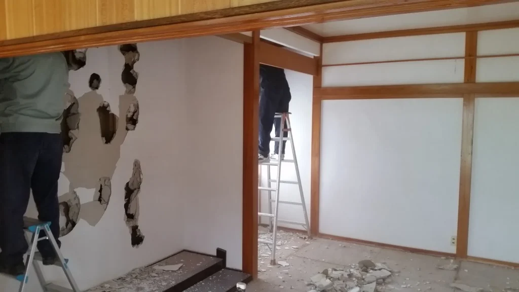 壁を壊して一つの間にしていきます。