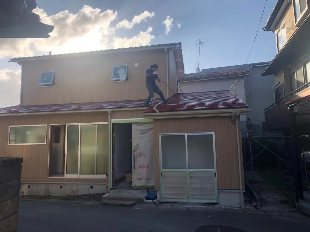 板金屋根　さび止めを塗布中。