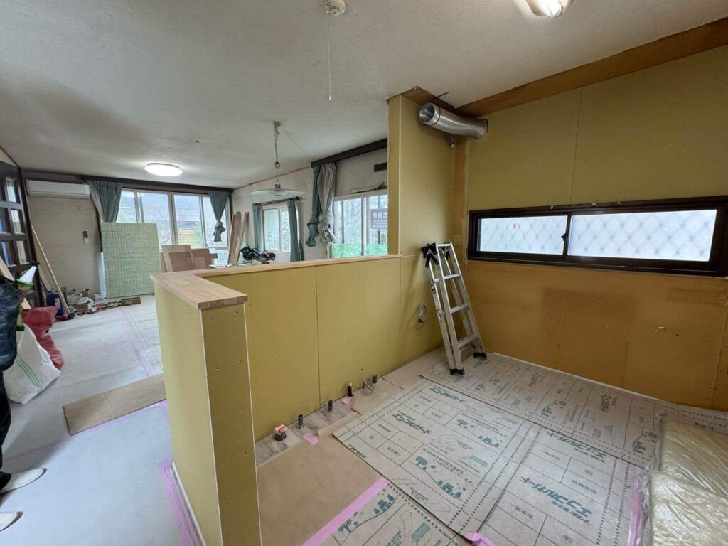 新しいキッチンを組み立て、仕上げを進めていきます<br />
